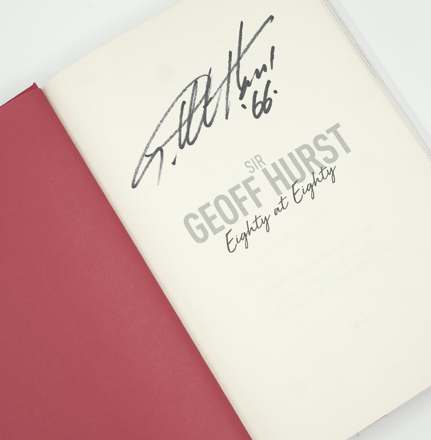 Photo Dédicacée Par Sir Geoff Hurst Avec Inscription '66' Dorée - Certificat D'authenticité Inclus