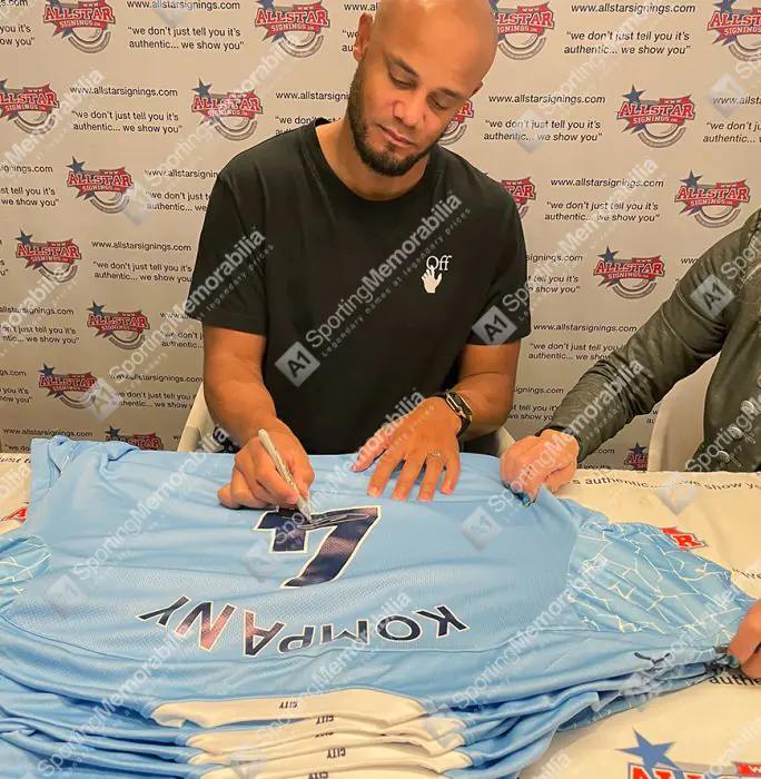 Kitbags & Lockers Photo A4 dédicacée de Vincent Kompany