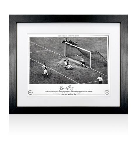 Framed Lawrie Reilly Signed Scotland Photo - Scotland v USA 1952
